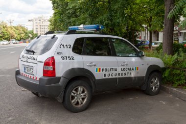 Bükreş, Romanya - 24 Haziran 2018: Yerel polis arabası parlamento yakınlarındaki polis karakolunun önüne park etti.