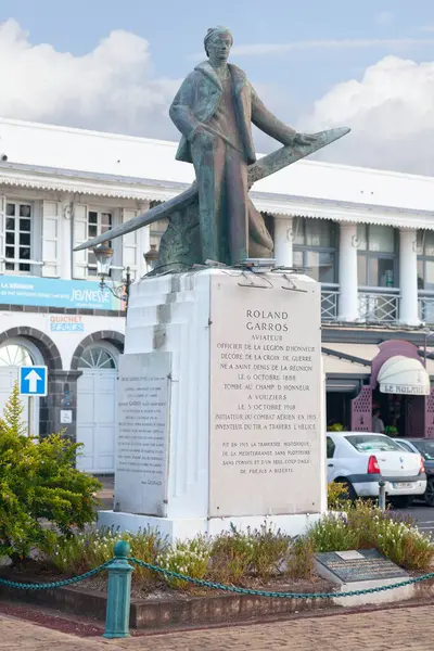 Saint-Denis, Reunion Adası - 31 Aralık 2016: Saint Denis 'teki eski kasaba semti Le Barachois' te Roland Garros 'un anısına dikilen heykel. Roland Garros orada 6 Ekim 1888 'de doğdu..