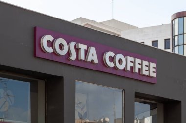 Larnaca, Kıbrıs - 03 Mart 2024: İngiliz bir kafe zinciri olan Costa Coffee 'nin imzası.