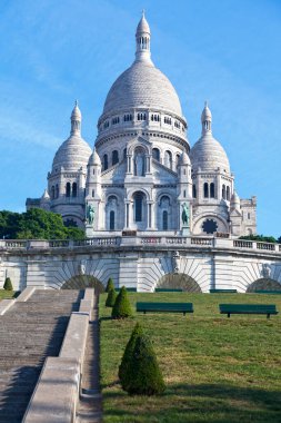 Sabahın erken saatlerinde turistler olmadan Paris 'in Kutsal Yüreği Bazilikası.