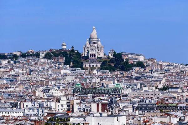 Montmartre tepesinde Paris 'in Kutsal Yüreği Bazilikası' nın manzarası. Saint-Jacques turundan..