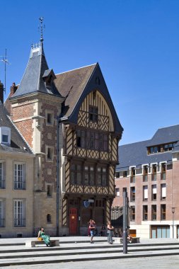 Amiens, Fransa - 29 Mayıs 2020: Amiens Katedrali, ön bahçenin köşesinde ve Andre Sokağı, eski, yarı keresteli bir ev, Amiens hacılarının evi artık kültür derneklerine ev sahipliği yapıyor..