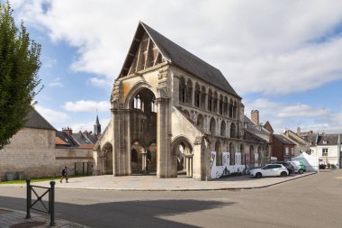 Doullens, Fransa - 12 Eylül 2020: Şehir merkezindeki Thelu Meydanı 'ndaki eski St. Peter Kilisesi harabesi.