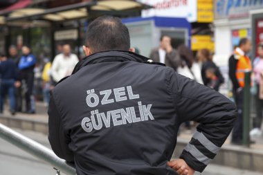 İstanbul, Türkiye - 09 Mayıs 2019: Bir tramvay istasyonunda çalışan güvenlik görevlisi (Özgün Güvenlik).