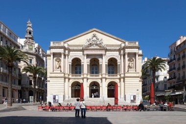 Toulon, Fransa - 24 Mart 2019: Toulon Operası (Fransızca: L 'opera de Toulon), 1 Ekim 1862' de açıldı, Paris 'teki Garnier Sarayı' ndan 13 yıl önce açılmasına rağmen Fransa 'nın en büyük ikinci opera binasıdır..