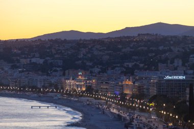 Nice, Fransa - 26 Mart 2019: Negresco Oteli, Palais de la Mediterranee ve Le Meridien ile birlikte Promenade des Anglais 'in günbatımında hava manzarası.