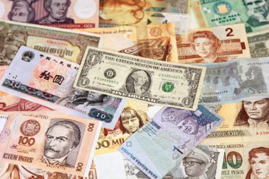 Çok sayıda uluslararası banknot yığını.