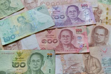 Arka plan olarak Tayland baht banknotları yığını.