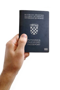 Beyaz bir arkaplan karşısında Hırvatistan 'dan pasaport taşıyan bir adamın yakın plan fotoğrafı.