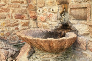 Mont Saint Michel 'de açık hava granit stoup manzarası