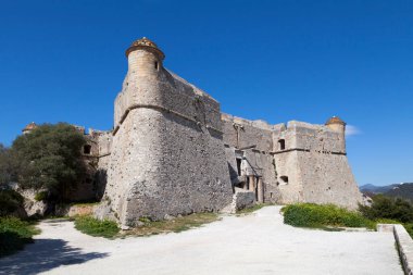 Mont Alban Kalesi askeri bir kaledir. 1557 ve 1560 yılları arasında inşa edilmiş. Nice ile Villefranche Körfezi arasında aynı isimli bir tepede kurulmuş..