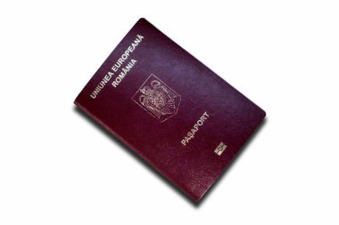 Beyaz arka planda izole edilmiş bir Rumen pasaportuna yakın plan.
