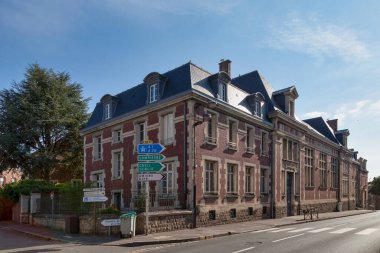 Peronne Bölge Mahkemesi şehir merkezinde Saint-Fursy sokağında yer almaktadır.