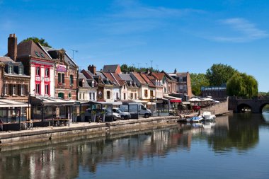 Amiens, Fransa - 29 Mayıs 2020: Somme nehri kıyısındaki Quai Belu 'daki restoranlar.
