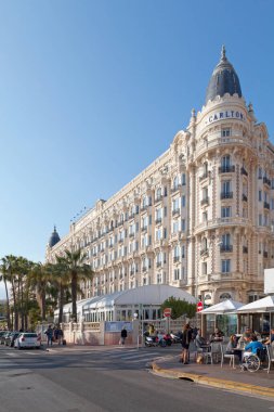 Cannes, Fransa - 25 Mart 2019: Kıtalararası Carlton Hotel, 1911 yılında Akdeniz kıyısında Croisette 'de inşa edilen bir saraydır. Tarihi bir anıt olarak sınıflandırılır..