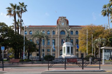 Cannes, Fransa - 25 Mart 2019: Cannes Belediyesi 'ne bakan savaş anıtı.