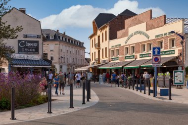 Le Crotoy, Fransa - 11 Eylül 2020: Jeanne d 'Arc Meydanı denizin karşısındaki kalabalık bir kasaba meydanı..