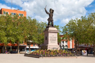 Dunkerke, Fransa - 22 Haziran 2020: Jean Bart Anıtı, Jean-Bart 'ın 1845 yılında açılışını yaptığı yerin ortasında bulunan bronz bir heykel. Heykeltıraş DAVID Pierre Jean 'in işi.