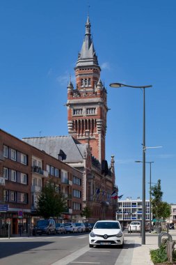 Dunkerque, Fransa - 22 Haziran 2020: Dunkirk belediye binası yüzyıllık bir binadır. İki dünya savaşı sırasında hasar görmüş, her seferinde yenilenmiş..