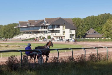 Caen, Fransa - 06 Ağustos 2020: Caen Yarış Pisti 'nin her iki yönündeki jokeyler ve sürücüler için sabah eğitimi (Fransızca: Hipodrom de la Prairie).