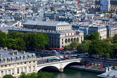 Paris, Fransa - Temmuz 07 2017: Bourse de Commerce ve Paroisse Saint Eustache 'nin arkasındaki The Theatre du Chtelet ve Seine nehrinden önce Pont au Change ve Paris Ticaret Divanı.