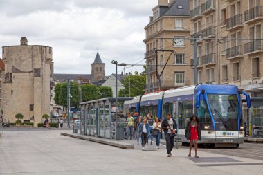 Caen, Fransa - 21 Temmuz 2017: Kale yakınlarındaki lastik tramvay.