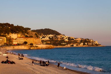 Nice, Fransa - 27 Mart 2019: ABD Rıhtımı (Fransızca: Quai des Etats-Unis) ve Castle Hill (Fransızca: Colline du Chateau).