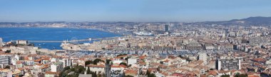 Marsilya, Fransa - 23 Mart 2019: Marsilya Belediye Binası, Accoules Kilisesi, Kıtalararası Marsilya - Hotel Dieu, Fort Saint-Jean, Palais Pharo ve Fort Saint-Nicolas ile Vieux Limanı 'nın panoramik manzarası.
