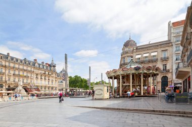 Montpellier, Fransa - Haziran 09 2018: Place de la Comedie with the Carousel and the Fontaine des Trois Graces.