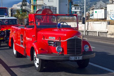 Saint Denis, Reunion - 14 Temmuz 2016: Bastille Günü 'nün başlangıcından önce park etmiş Laffly B6 86 PS itfaiye kamyonu restore edildi. 