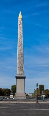 Paris, Fransa - 01 Eylül 2016: Konkord Meydanı 'nın merkezindeki Luxor Obelisk çevresinde dolaşan turistler. Luxor Obelisk, Mısır 'daki Luxor Tapınağı' nın girişinde bulunan 23 metre yüksekliğinde bir Mısır dikilitaşıdır..