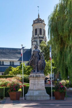 Honfleur, Fransa - 5 Ağustos 2020: Anavatan için ölen Kantonun Askerleri ve Denizcileri Anıtı, daha çok bilinen adıyla 1870 Ölüler Anıtı, heykeltıraş Maurice Charpentier-Mio tarafından 1913 yılında dikilmiş bir heykeldir..