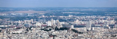 Ortası Paris 'in havadan görünüşü, Basilique Du Sacre-Coeur ve solunda Bourget sergilenen, Ariane IV ve Ariane V.