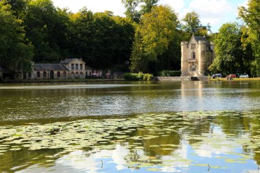 Etangs de Commelles (Commelles göletleri) kıyısında bulunan Reine Blanche Şatosu (Beyaz Kraliçe 'nin Kalesi). Güney Oise bölgesinde, Orry-la-Ville ve Coye-la-Foret komünlerinde yer almaktadır..