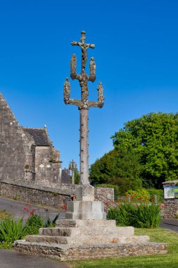 Plouneour-Menez 'deki Saint-Yves kilisesinin girişindeki süvariler..