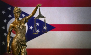 Ohio bayrağı önünde küçük bronz bir Adalet Heykeli..