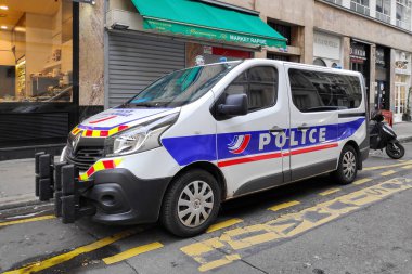 Paris, Fransa - 3 Aralık 2018: Ulusal Polis Van 'ı bir polis karakolunun yakınına park etti.