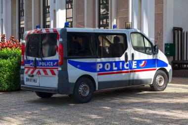 Saint-Denis, La Runion - 27 Haziran 2017: Polis minibüsü Andre Malraux Bulvarı 'ndaki Palais de Justice (Adalet Sarayı) önünde park halinde..