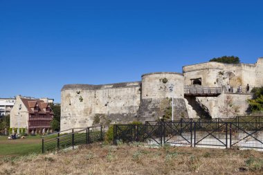 Caen, Fransa - 06 Ağustos 2020: Caen Kalesi ve Maison des Quatrans 'ı çevreleyen Rampart.