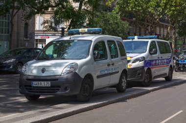 Paris, Fransa - 17 Temmuz 2017: Polis arabaları Bassin de l 'Arsenal' in karşısındaki 4..