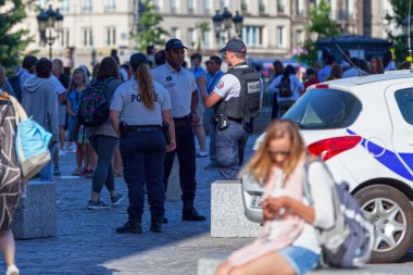 Paris, Fransa - 17 Temmuz 2017: Polis görev gücü Notre Dame Katedrali önündeki turistlerin güvenliğinden etkilendi.