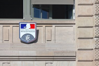 Paris, Fransa - 01 Eylül 2016: Paris Valiliği (Paris Polis Departmanı), Ile de la Cite 'deki Louis Lepine Meydanı' nda yer alan büyük bir binadır..