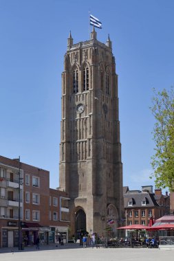 Dunkerque, Fransa - 22 Haziran 2020: Dunkirk çan kulesi 1840 yılından beri tarihi bir anıt olarak sınıflandırılan bir 15. yüzyıl anıtıdır. Çan kulesi 2005 yılından bu yana Belçika ve Fransa 'nın Belfries tarafından UNESCO Dünya Mirasları Listesi' nde yer almaktadır..