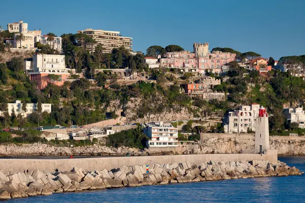 Nice, Fransa - 26 Mart 2019 Mont Boron, Fransa 'nın güneydoğu kesiminde, kıyı boyunca uzanan bir tepe. Şato de l 'Anglais ya da Chateau de La Tour gibi villaları ile bilinir..