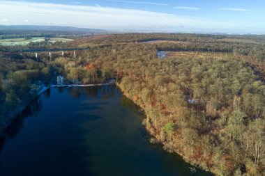 Etangs de Commelles, Oise departmanının güneyindeki Orry-la-Ville ve Coye-la-Foret komünlerinde yer alır. Onüçüncü yüzyılda Theve Vadisi 'nde yaratıldı..