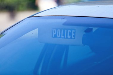 Fransız polis arabasının güneşliğine yakın çekim..