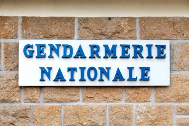 İngiltere 'deki Pleyber-İsa jandarmasının önünde jandarma işareti ve Fransız bayrağı.