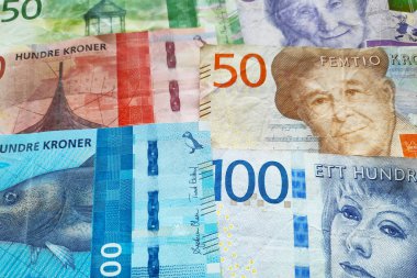 Bir yığın Norveç kronu ve İsveç Krona 'sına yakın çekim.