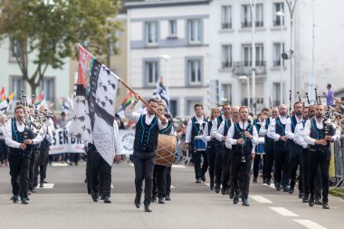 Lorient, Fransa - 06 Ağustos 2023: Lorient Interceltic Festival sırasında çalan Bretonlu müzisyenler.