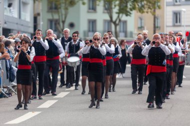 Lorient, Fransa - 06 Ağustos 2023: Lorient Interceltic Festivali sırasında Breton kostümlü Quimperle müzisyenleri bombacılık oynuyorlar.